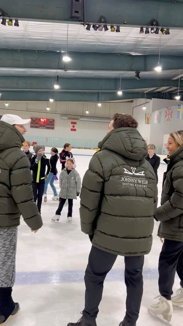 ジョニー・ウィアーのインスタグラム：「Thank you to everyone who joined us today at @iceworld_maryland for our clinic! We hope you had as much fun as we did! 🤍  @johnnygweir @meganaws @mishgen_xd  #figureskating #clinic #academy #ice #sport #skating」