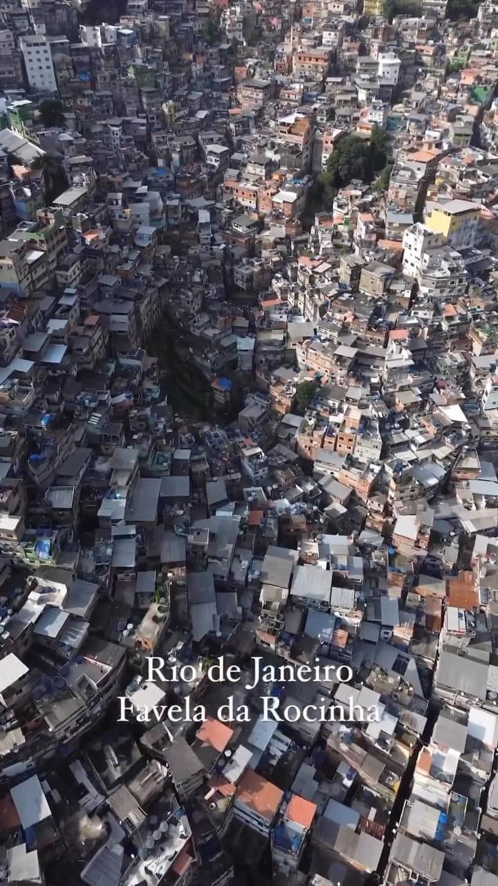 Earth Picsのインスタグラム：「@betour_rj This is Rio de Janeiro’s largest neighborhood Rocinha in Brazil 🇧🇷. Though officially recognized as a neighborhood, the echoes of its favela heritage remain strong. Home to an impressive 200,000 souls, Rocinha stands as Brazil’s crown jewel of shantytowns.  📍 Favela da Rocinha, Rio de Janeiro, Brasil 🎥: @betour_rj」