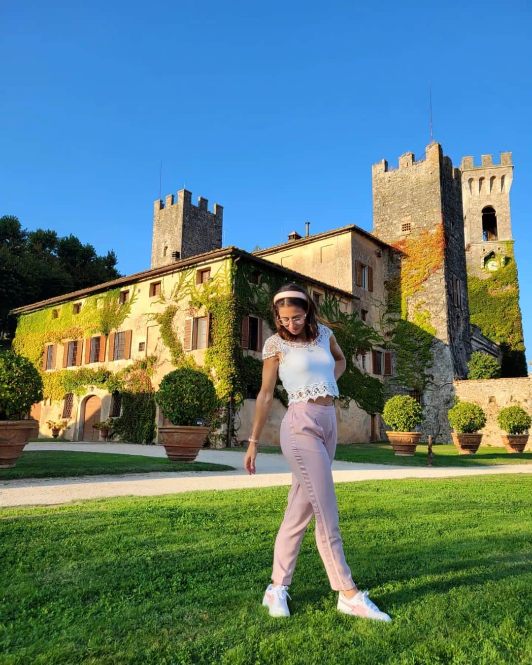 アイリーン・シラグサのインスタグラム：「Last weekend of levity.  Tomorrow back to reality: soon on track to prepare another Olympic Year👀✨️🤩  #lavelocistacongliocchiali #toscana #home #weekend」