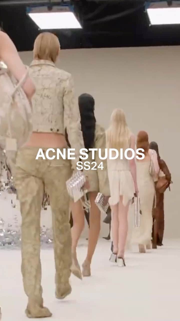 IMG Modelsのインスタグラム：「#RunwayRewind ⏪ Acne Studios featuring #AfricaGarcia #AndreaOstlund #AshleyRadjarame #KarolinaLombergar #KiaPark #Litay #MaryUkech #NayonikaaShetty #Rolf #XiruYang  #IMGModels」