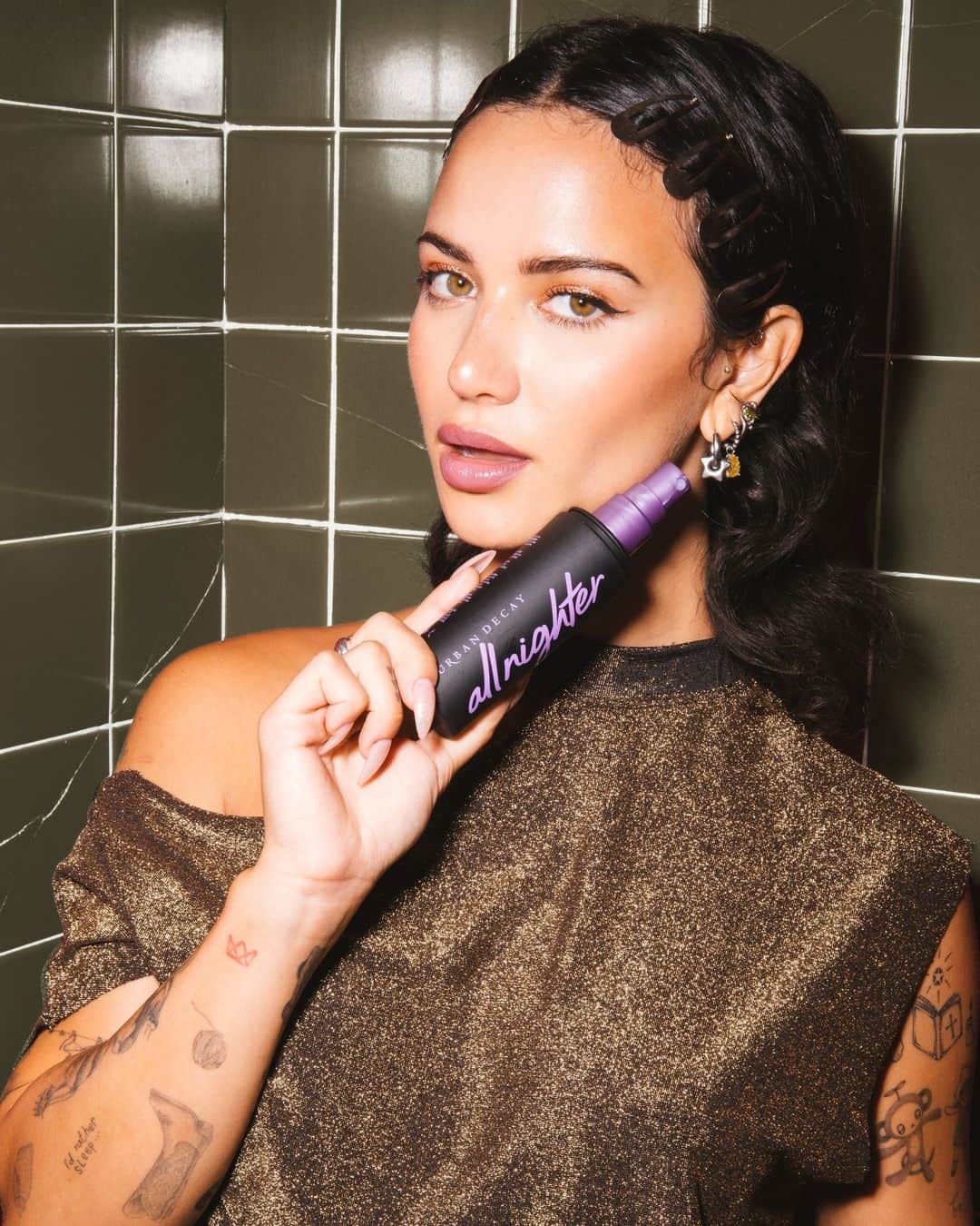 Urban Decay Cosmeticsさんのインスタグラム写真 - (Urban Decay CosmeticsInstagram)「Me when someone asks how I always serve a full beat that lasts all night long:   Comment the MINIMUM amount of times you spray #UDAllNighter   All hotties use All Nighter, shop her online and in-store @Sephora & @ultabeauty   #urbandecay #party #settingspray #ulta #sephora」10月9日 4時00分 - urbandecaycosmetics