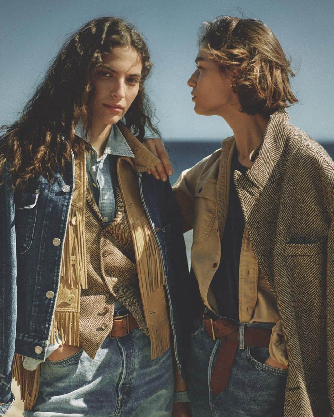 Polo Ralph Laurenさんのインスタグラム写真 - (Polo Ralph LaurenInstagram)「Layer denim, tweeds, and leather from our latest collection for a look that captures the signature essence of #PoloRLStyle.   Discover women’s #PoloRalphLauren via the link in bio.」10月9日 4時00分 - poloralphlauren