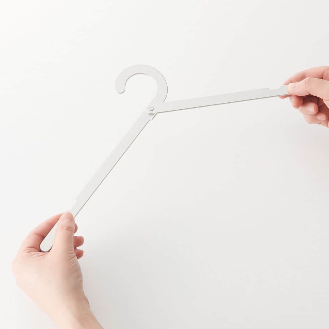 MUJI USAさんのインスタグラム写真 - (MUJI USAInstagram)「The travel product you didn't know you needed 🧳  Shop the MUJI Portable Foldable Hanger in stores and online.  #MUJI #MUJIUSA」10月9日 4時01分 - mujiusa