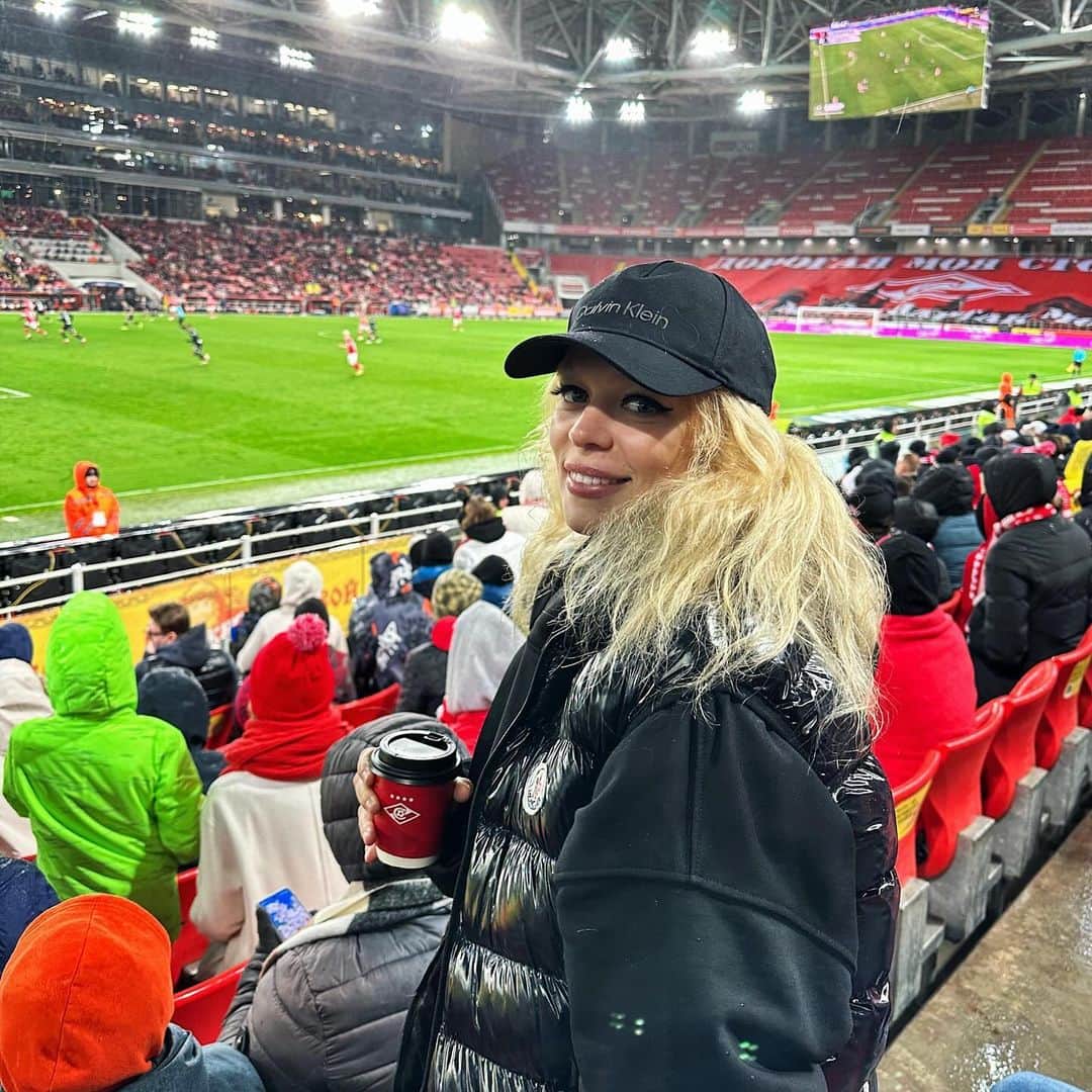 アナスタシヤ・ガルスチャンのインスタグラム：「Дерби ЦСКА @pfc_cska 🔴🔵 и Спартак @fcsm_official 🔴⚪️ сегодня случился вничью ⚽️  Первый снег , дождь и нулевая температура не испугала настоящих болельщиков 🫶🏼」