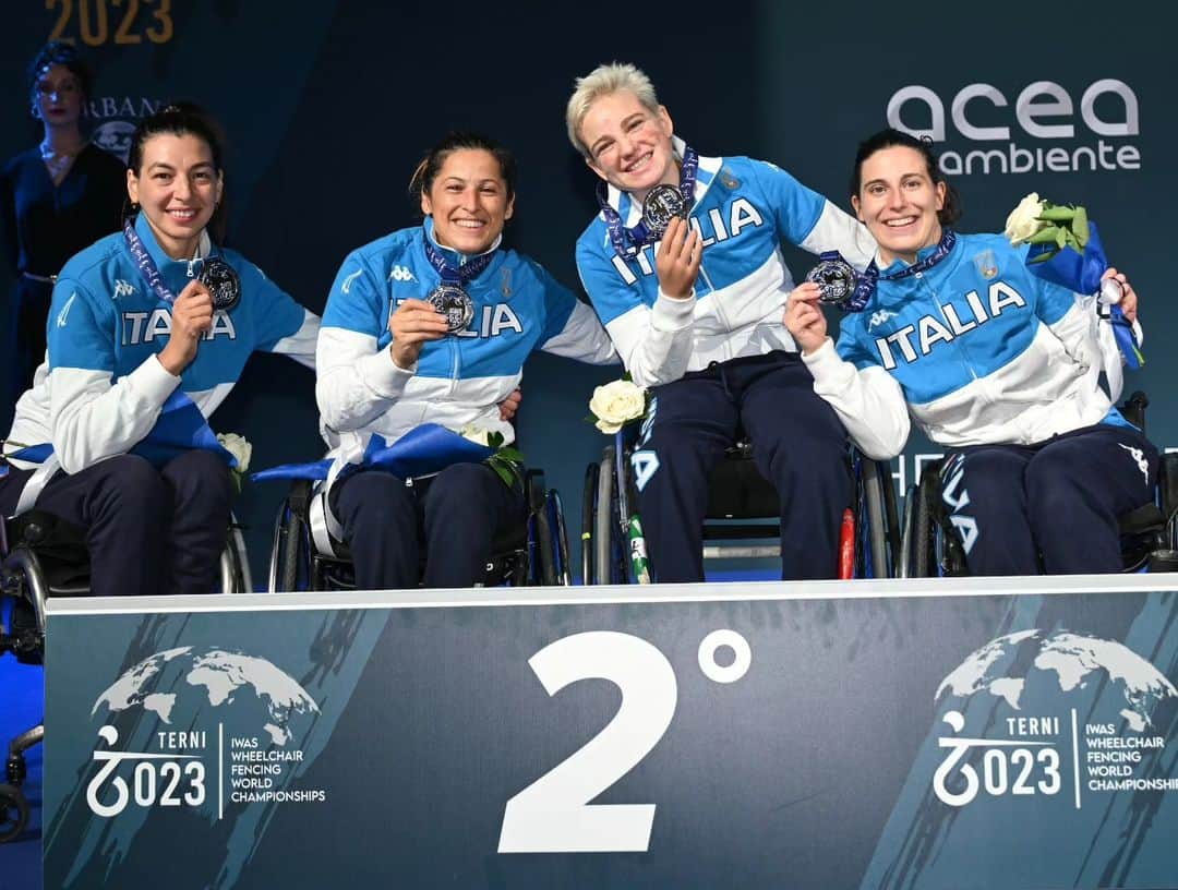 ベアトリーチェ・ヴィオのインスタグラム：「We celebrate this #ParalympicDay with another medal 🥈 from the team. It's not yet the medal we'd like but we've a year to work on it… on the road to #Paris2024! 🎯   Let's enjoy all the 12 medals won by the Italian team at these World Championships. It’s the all-time record for Italian Paralympic fencing! 🇮🇹🦾  📸 @augusto280766」