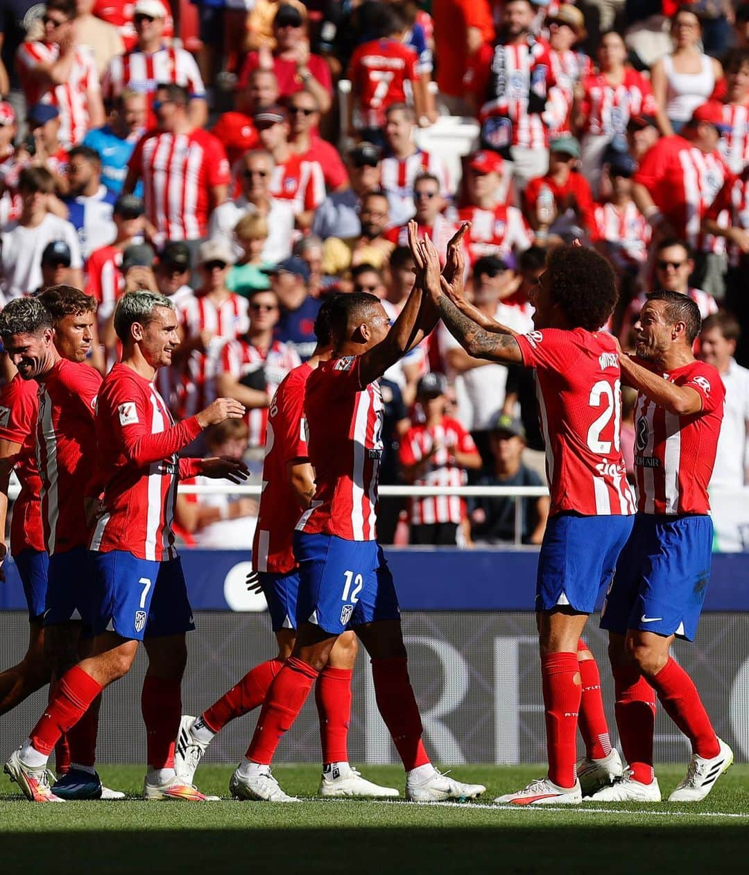 アクセル・ヴィツェルさんのインスタグラム写真 - (アクセル・ヴィツェルInstagram)「+3️⃣ ¡Vamos Atleti! 🔴⚪️」10月9日 4時10分 - axelwitsel28