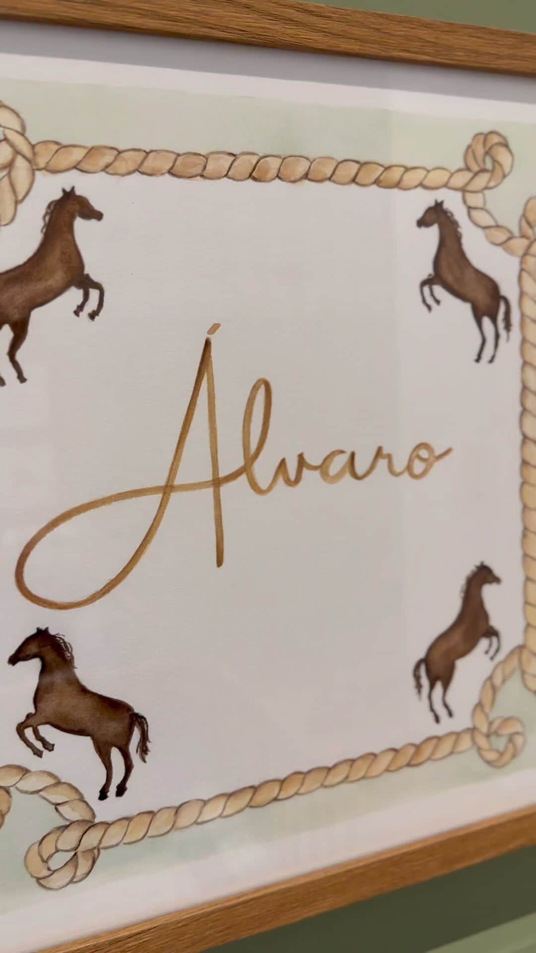 バーバラ・エバンスのインスタグラム：「Quartinho dos nossos Cowboyzinhos Muito apaixonada por cada detalhe, mamãe escolheu o quartinho da Ayla e dessa vez o papai entrou em ação, e escolheu TODO o quartinho dos meninos. Quero saber se vocês gostaram?  Álvaro e Antônio, nós amamos vocês demais!!  Ainda está cedo, mas quando vcs estiverem prontos nós tbm vamos estar.   🐴💚Livin on love💚🐴  Quartinho @lojasbichopapao  Papel de parede @jvnpapeisdeparede  Berços e cômoda @sleeper_moveis  Poltrona @abstrattoestofados  Aquarela @aquarelasobrepapel  Assessoria @taluconceptbaby」