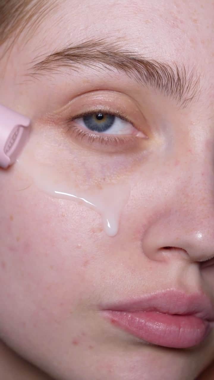 ASOSのインスタグラム：「Sundays are for self-care ✨🤍   @elizabethkayeturner @kylieskin  ✨foaming face wash [132535429]  ✨milk toner [132535428]  ✨face moisturiser [500586619]」