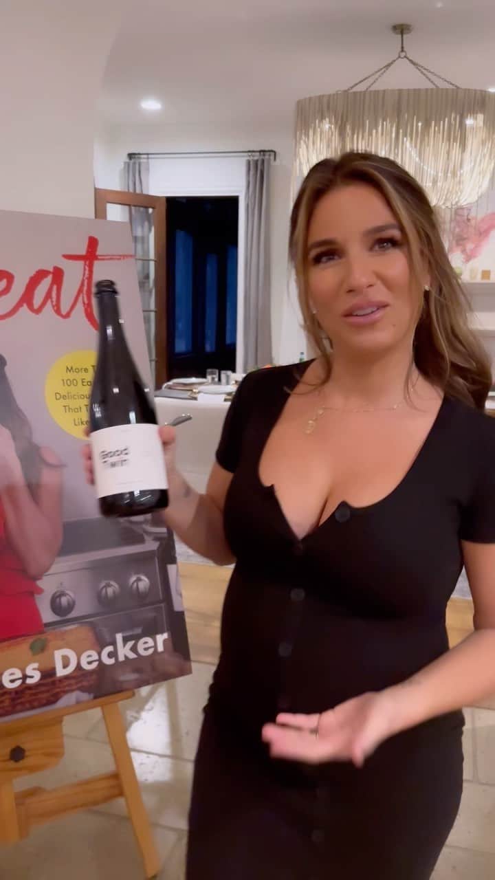 エリック・デッカーのインスタグラム：「Cheers to my talented wife and book #3!!! Let’s make her another New York best selling author 🙌🏽💪🏽❤️3!」