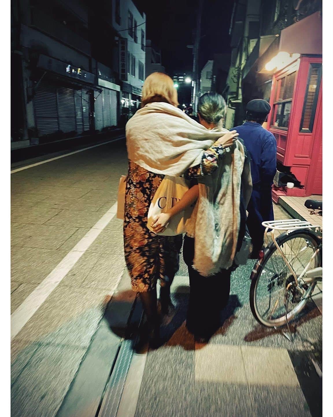 堀込泰行さんのインスタグラム写真 - (堀込泰行Instagram)「. 打ち上げの帰り道。半袖で寒がる年下のマネージャーにそっとストールを掛けてあげる土岐ちゃん。余りにも自然で、とても素敵な光景に一瞬酔いが醒めた。  #土岐麻子 #オリバー #相思相愛」10月9日 4時20分 - yasuyuki_horigome