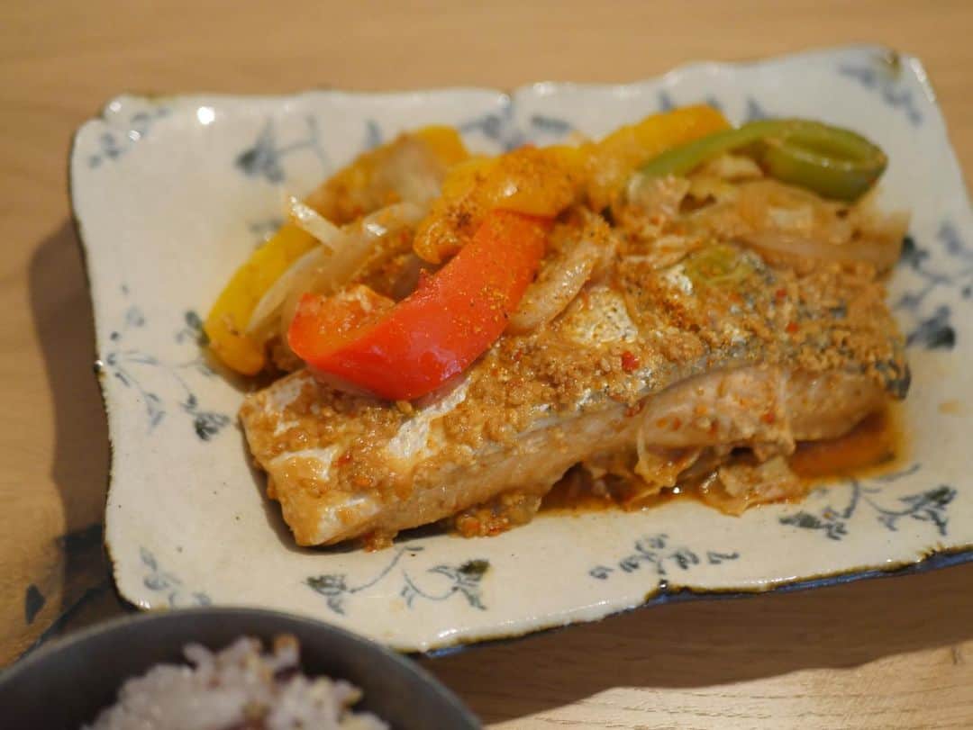 都築理沙のインスタグラム：「サーモンと野菜の味噌豆板醤蒸し。  具材も味噌豆板醤だれも全て鍋に入れて、蒸せば出来上がりの超簡単料理🤩豆板醤は後入れで、子供対応も可。  なのに野菜たっぷりで栄養抜群。我ながらかなりいいレシピ！😆  子供達とたっぷり公園で遊んだ後に嬉しい、時短&ビタミンC補給メニュー💛  すりごまをたっぷりかけて召し上がれ〜」
