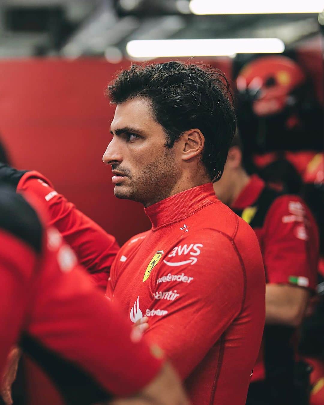 のインスタグラム：「We all know motorsport can be cruel at times and today I got to taste the worst part of it.   Lost opportunity but we learn and move on. Time to focus on the last races. 💨💨  Todos sabemos que el automovilismo puede ser cruel, y hoy me ha tocado vivir la peor parte.   Una oportunidad perdida, pero aprendemos y seguimos adelante. Toca centrarse en las últimas carreras. 💨💨  - #Carlossainz」
