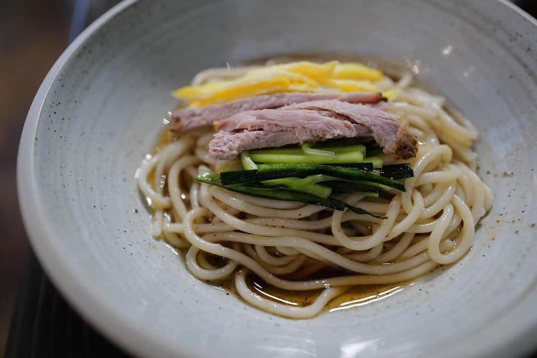のインスタグラム：「今回は99麺初な海外展開かな？砂漠なLas Vegasなんであえて冷やし中華に！もちもちなあきたこまたちの全粒粉に酸味が吸い込み噛むとより旨み成分がでます。やはり咀嚼は大切。No MSGなんで旨味の余韻はすぐ消えて後味はまさに日本の米の甘みです。また次回アムステルダム予定ですが、エアチケが高すぎるからまだ取れてない笑#99麺#秀ちゃんラーメン#30周年#ワールドツアー#hidechanramen」