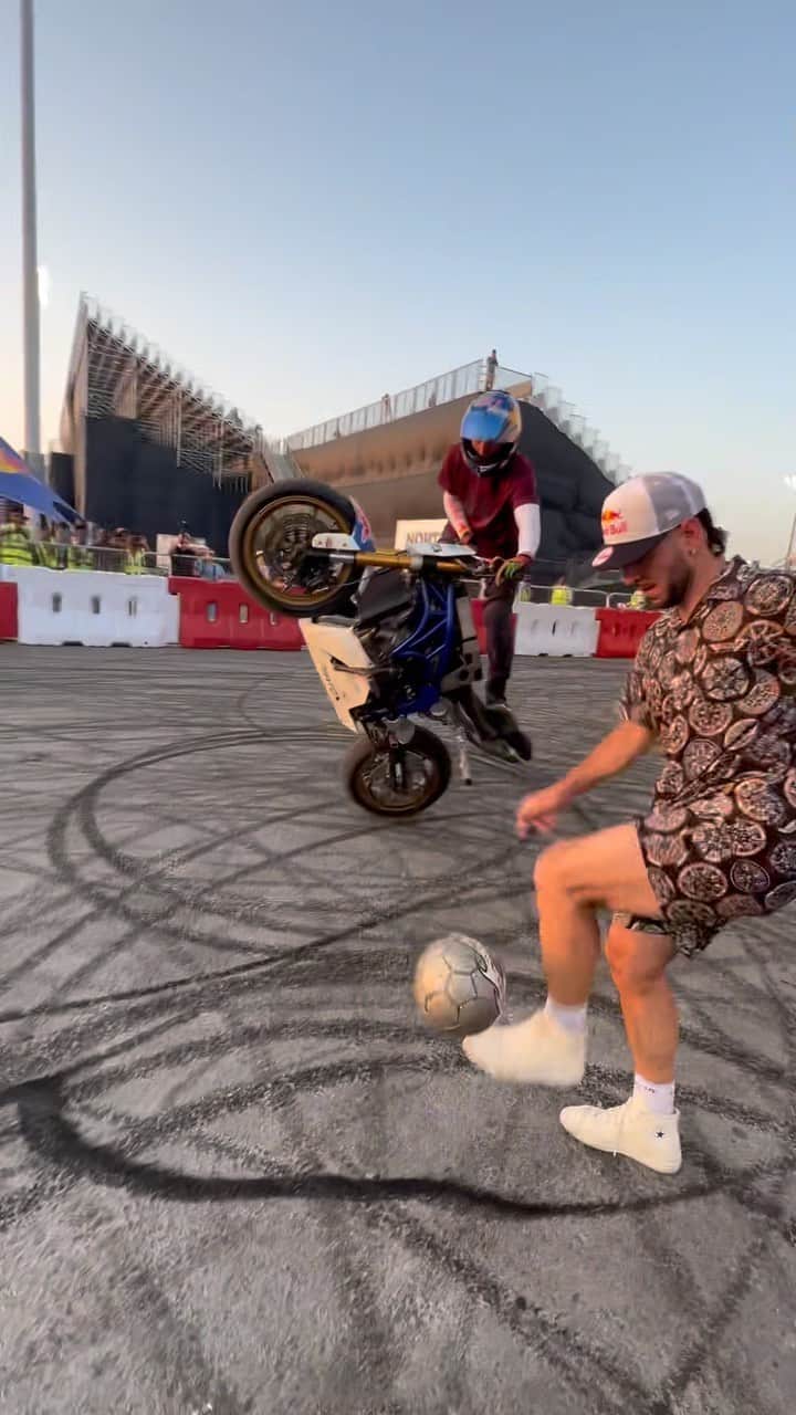 ショーン・ガルニエのインスタグラム：「Who dropped first ?  @mikecjensen @redbullqatar   #formula1 #football #redbull #seangarnier」