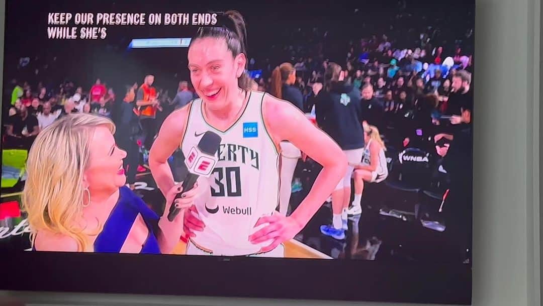 レスリー・ジョーンズのインスタグラム：「These side line interviews with the players and coaches make me want to scream!! If you tried to interview my coach I had in collage during a game he would have body slammed you lol let them play man!! #WNBAFINALS」
