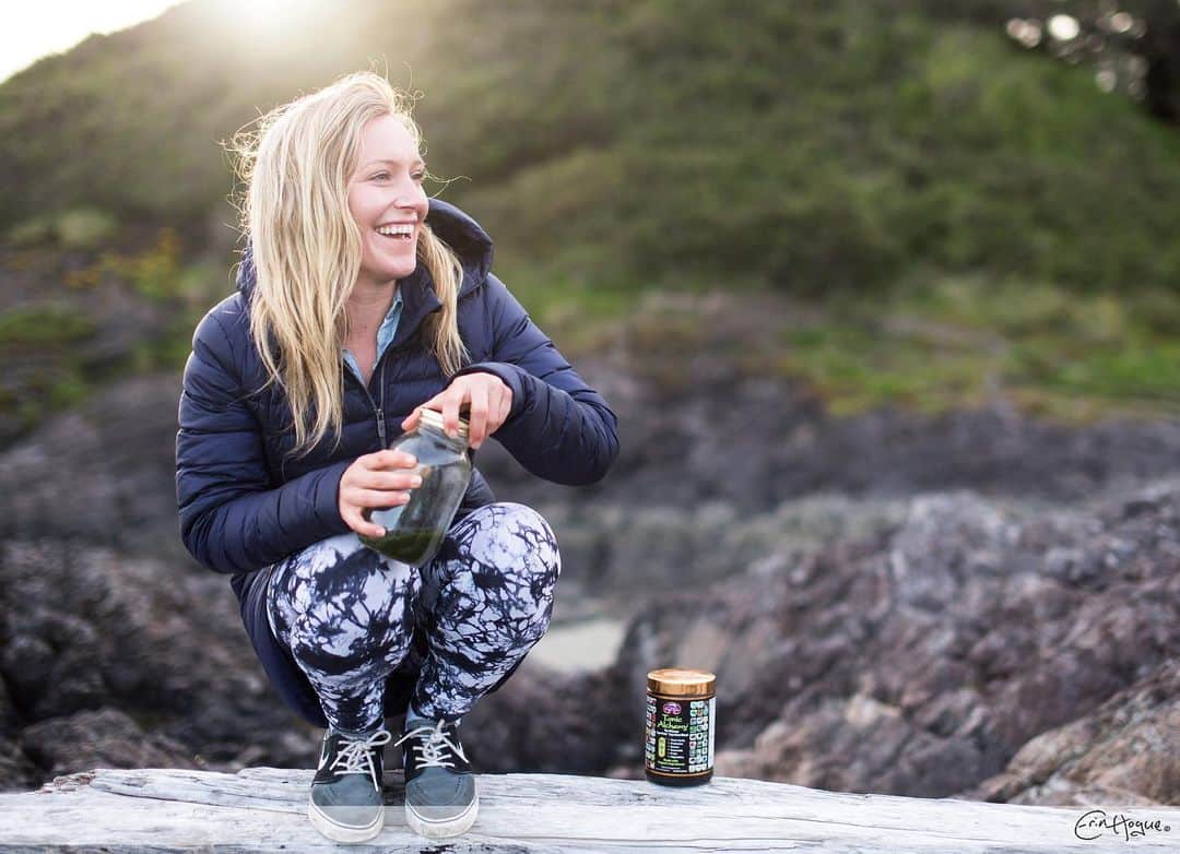 ジェイミー・アンダーソンのインスタグラム：「Health is our wealth 🫶  Love this tonic alchemy drink from @dragonherbs . Radiant health is invaluable, if your inspired to get healthy and strong, please join my @ja.loves_ page for weekly chats starting this fall to help prepare for winter and stay as radiantly healthy, vibrant and grounded year around!   Xx jam」