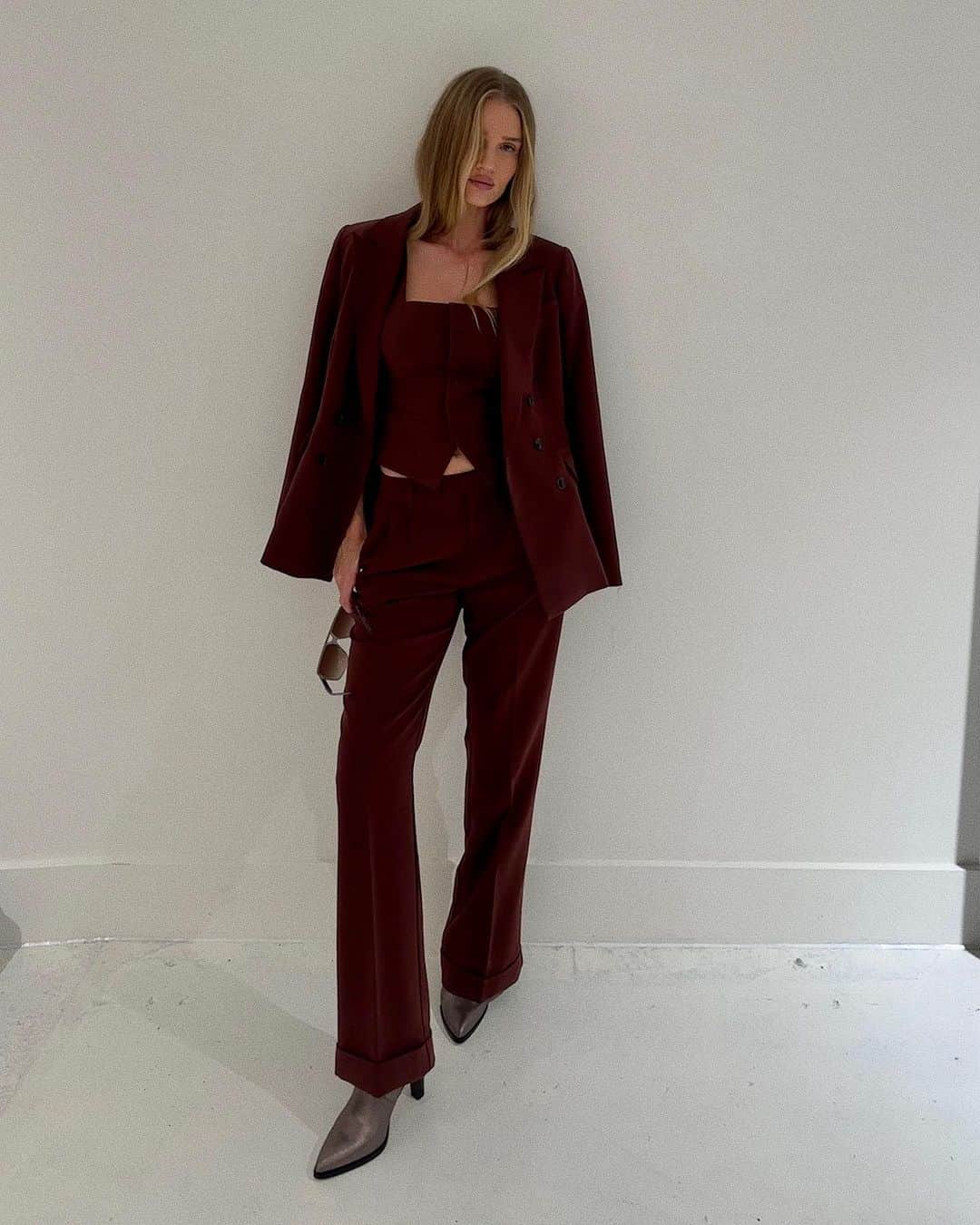 のインスタグラム：「@rosiehw always well suited for any occasion // #LiveInIt」