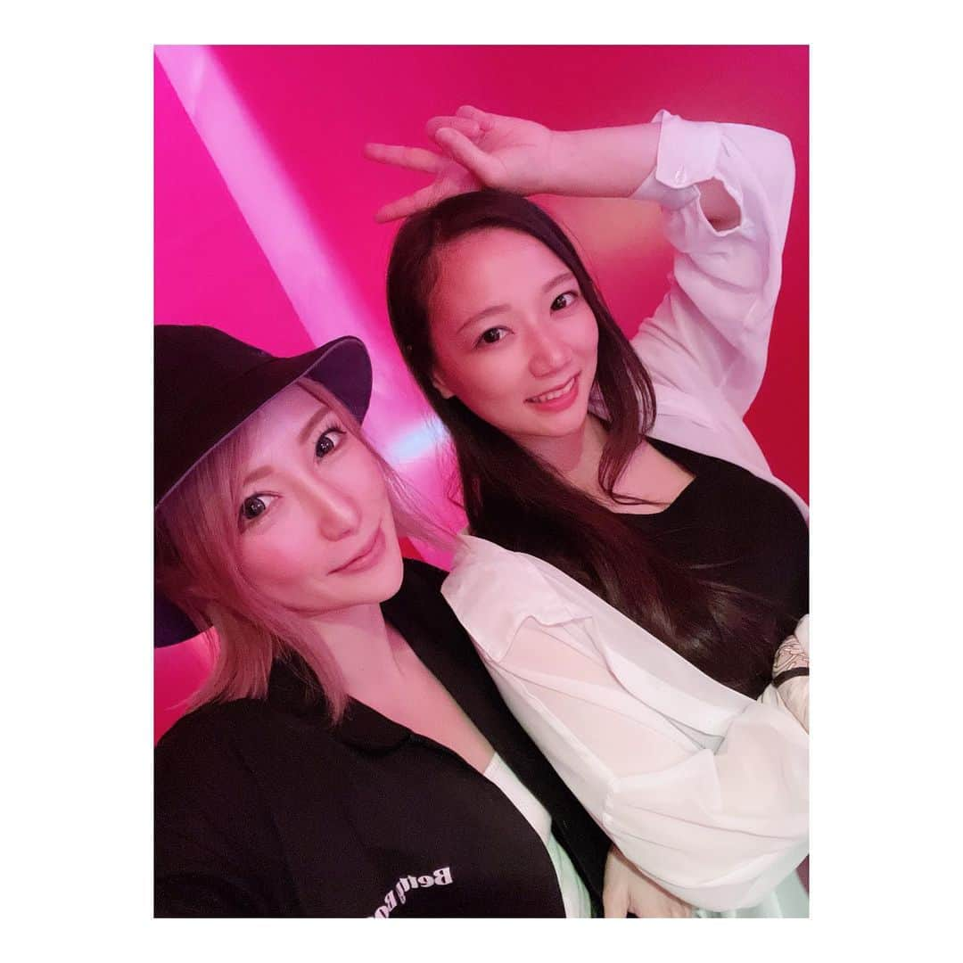 Melty輝さんのインスタグラム写真 - (Melty輝Instagram)「時差投稿。  あいらぶ田中と富士急♡  Time is moneyな私達。  60分以上並ぶアトラクションは 並ばない💸笑  乗り物いっぱい乗れて最高に 楽しかった😍  お互い根本的な考え方は似てて 人が嫌がる事は絶対しない。 そう言う価値観似てる所大事。  いつも支えてくれて ありがとう🥹💓  今年はディズニーハロウィンは 行けないけど  2人の誕生月に行けたら良いね😌  お互い結婚して 子供が出来たとしても ずっと仲良くしてね🥺♡  大好き😘 あいらぶ田中♡  #最強キャバ嬢だった人#Melty輝#キャバクラ#キャバ嬢#元キャバ嬢#経営者#ホワイトニングサロン#格闘技#キックボクシング#teamAKATSUKI#富士急#絶叫大好き#価値観#大事#支えてくれてありがとう#timeismoney#エネルギーチャージ#気持ち切り替えて#頑張る#あいらぶ田中」10月9日 4時52分 - glayrinapan