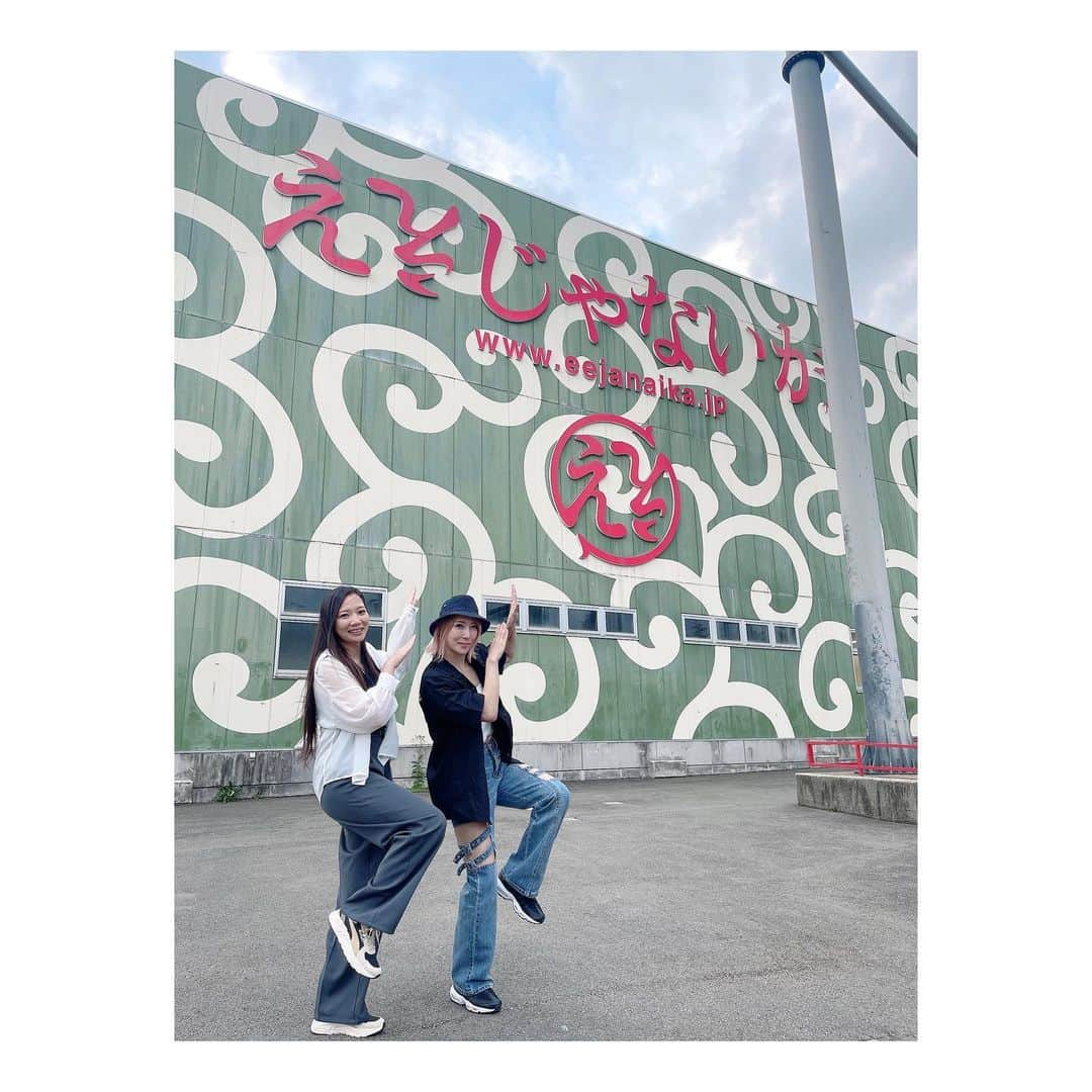 Melty輝さんのインスタグラム写真 - (Melty輝Instagram)「時差投稿。  あいらぶ田中と富士急♡  Time is moneyな私達。  60分以上並ぶアトラクションは 並ばない💸笑  乗り物いっぱい乗れて最高に 楽しかった😍  お互い根本的な考え方は似てて 人が嫌がる事は絶対しない。 そう言う価値観似てる所大事。  いつも支えてくれて ありがとう🥹💓  今年はディズニーハロウィンは 行けないけど  2人の誕生月に行けたら良いね😌  お互い結婚して 子供が出来たとしても ずっと仲良くしてね🥺♡  大好き😘 あいらぶ田中♡  #最強キャバ嬢だった人#Melty輝#キャバクラ#キャバ嬢#元キャバ嬢#経営者#ホワイトニングサロン#格闘技#キックボクシング#teamAKATSUKI#富士急#絶叫大好き#価値観#大事#支えてくれてありがとう#timeismoney#エネルギーチャージ#気持ち切り替えて#頑張る#あいらぶ田中」10月9日 4時52分 - glayrinapan