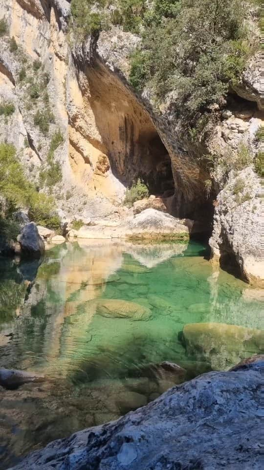 ミナ・マルコヴィッチのインスタグラム：「Piscineta of Roddelar at it's finest. 💕  A bit of 'dynamic' approach, which leads to an amazin, beautiful and peaceful crag with exceptional routes.  Ohnesty, just what I needed for my last day of trip. Body was already tired (watch till the end😅), but still 8a (os) after a while is not that bad either.   Thank you @anak.verhoeven to took me there, show me an amazin place and fulfill my day with joy! 🧗‍♀️🏞🛶🚶🥰🙌  Already a week at home, but memmories stay and wish to go back is already there...  See you Spain, hope soon again! 🔥  #weareclimbers #foryourmountain #iloveclimbing #outdoorlife #willbestronger @lasportivagram @climbskinspain @postanivojak」