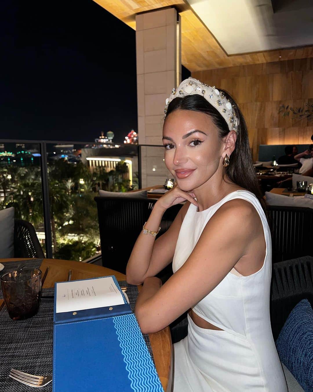 ミシェル・キーガンのインスタグラム：「Sit me outside when I don’t need a jacket & I’ll be happy 😊🌌」