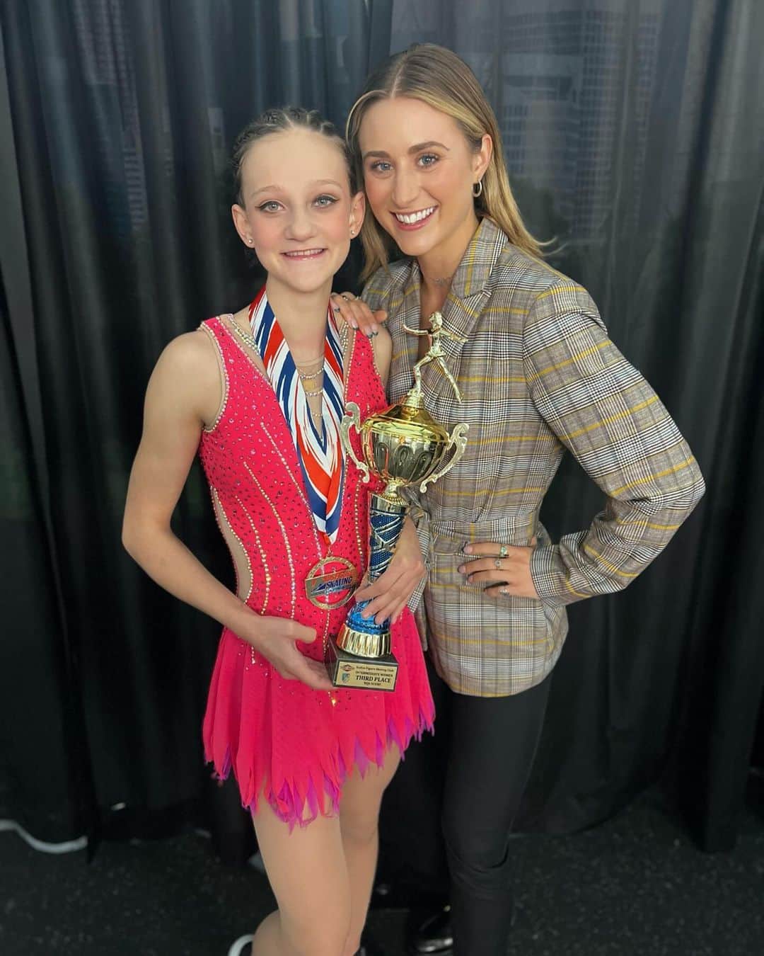 アシュリー・ケインのインスタグラム：「some moments from Texas Trophy!  standing at the boards getting to see these skaters work hard and accomplish their goals is such a blessing. being on tour this year I wasn’t able to be in the rink everyday to coach so I am grateful for these moments at home that I get to work with all of them. for some this was their last competition of the season and for others they will continue on to sectionals. I am so proud of them for everything they have done this season. thank you to their parents for trusting me, thank you to the coaches on our team for working so hard and getting them ready, and thank you to the skaters for always giving their best efforts. love getting to have the opportunity to work with all of you!」