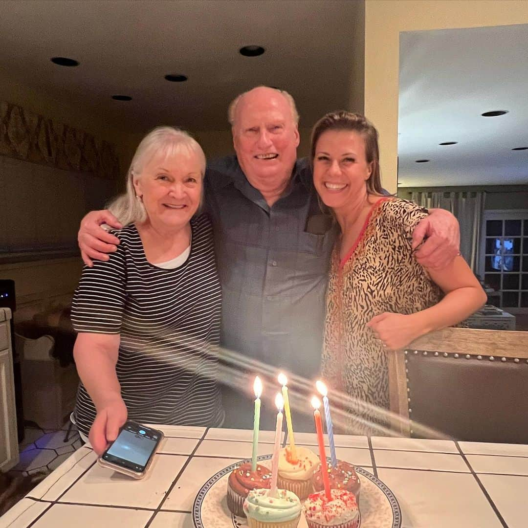 ジョディ・スウィーティンのインスタグラム：「Happy 89th Bday to my dad!! ❤️❤️ And Zo was off to HoCo last night, with Bea giving a send-off!」