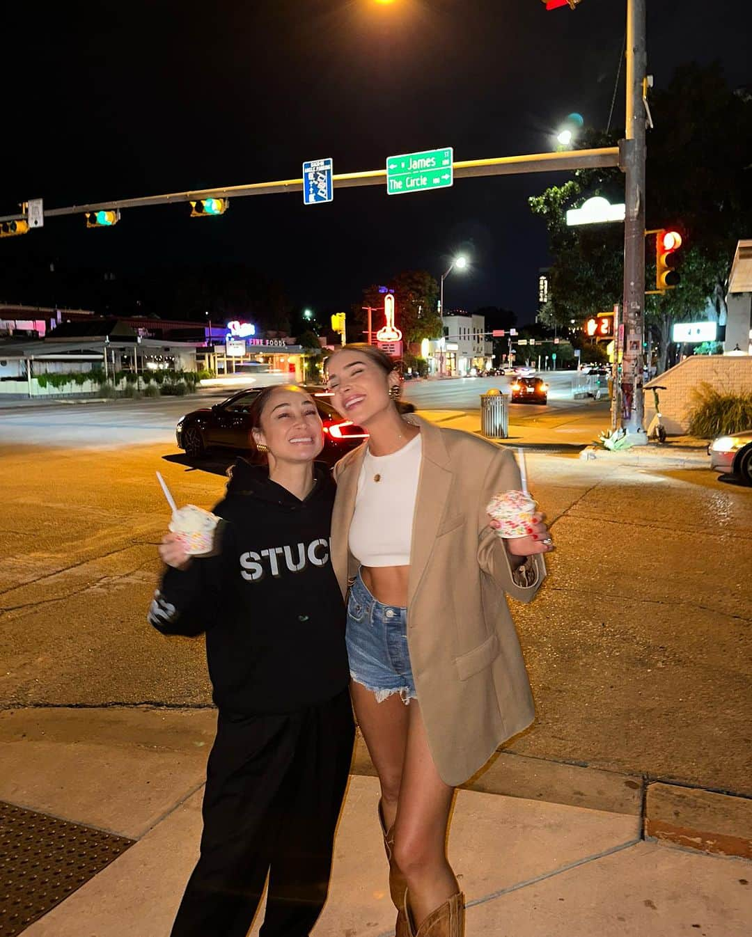 オリビア・カルポさんのインスタグラム写真 - (オリビア・カルポInstagram)「24 hours in Austin ❤️ *whoever guesses what we’re laughing about in slide 7 wins*」10月9日 5時16分 - oliviaculpo