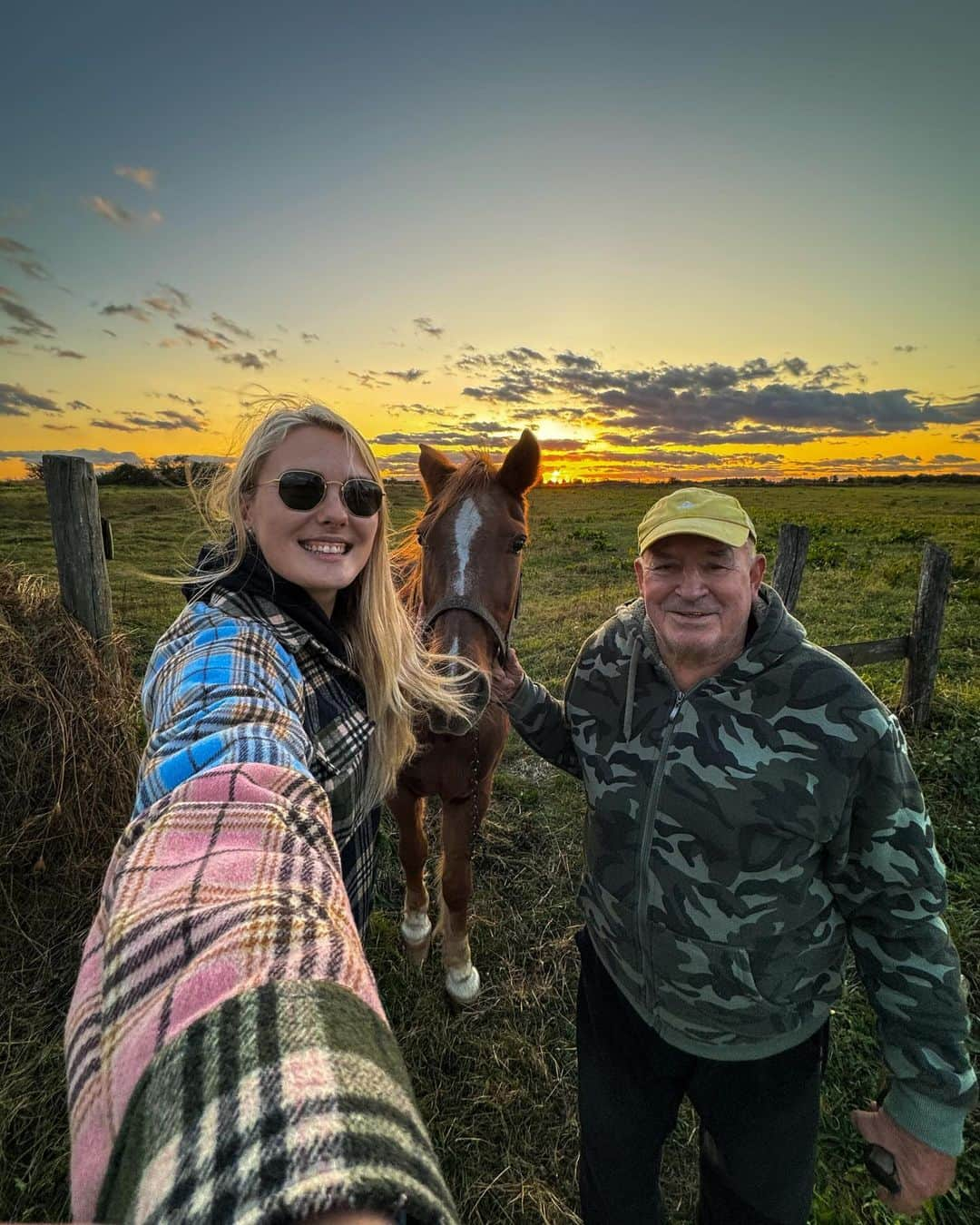 ヴィクトリア・トカチュークさんのインスタグラム写真 - (ヴィクトリア・トカチュークInstagram)「коли всередині до мурах коли посмішка до вух  коли енергія через край  коли забуваєш про час   Мій дідусь🤍  #сімя #family #grandfather」10月9日 5時25分 - viktoriiatkachuk_