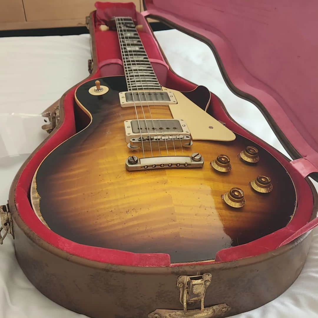 スラッシュさんのインスタグラム写真 - (スラッシュInstagram)「Beautiful 2023 Gibson Custom Shop Murphy aged 1958 Les Paul reissue. This thing sounds killer. iiii]; )'」10月9日 5時25分 - slash