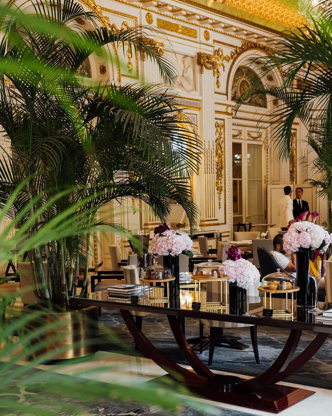 The Peninsula Hotelsのインスタグラム：「Palm-lined opulence at @thepeninsulaparis’ Le Lobby.」