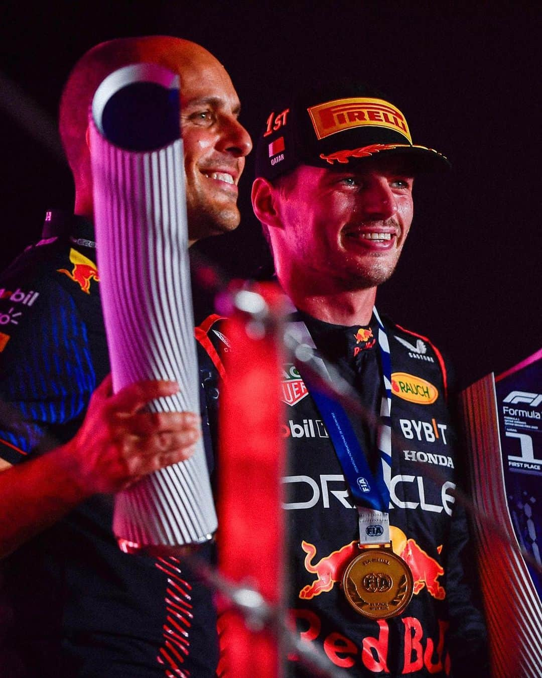 マックス・フェルスタッペンのインスタグラム：「Champions 🙌  Winning the race is the perfect way to end an amazing weekend @redbullracing 👏 Thank you all for the tremendous support and messages 🙏 #QatarGP」