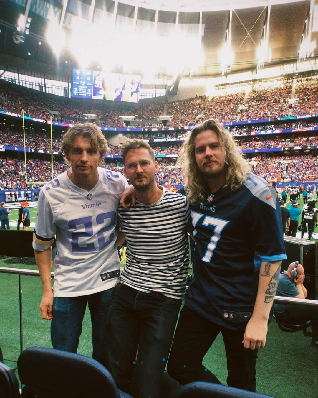 サーカ・ウェーヴスさんのインスタグラム写真 - (サーカ・ウェーヴスInstagram)「What an amazing day watching @nfl at @spursofficial stadium  As you can tell from the videos a lot of fun was had🔥  @nfluk thank you for having us, you legends!」10月9日 5時49分 - circawaves