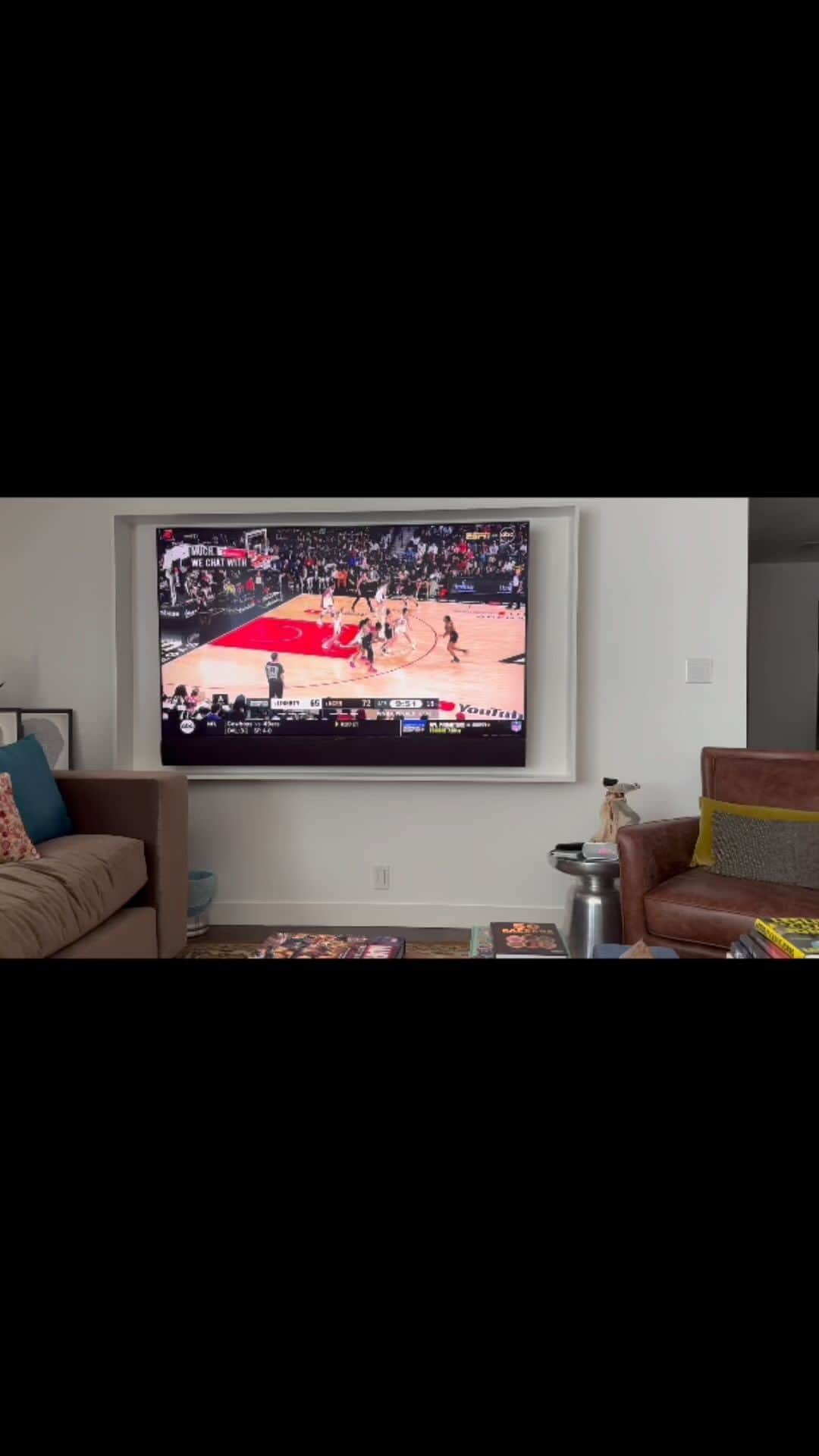レスリー・ジョーンズのインスタグラム：「Man they playing soooo good!! This is a GREAT GAME!! #WNBAFINALS」