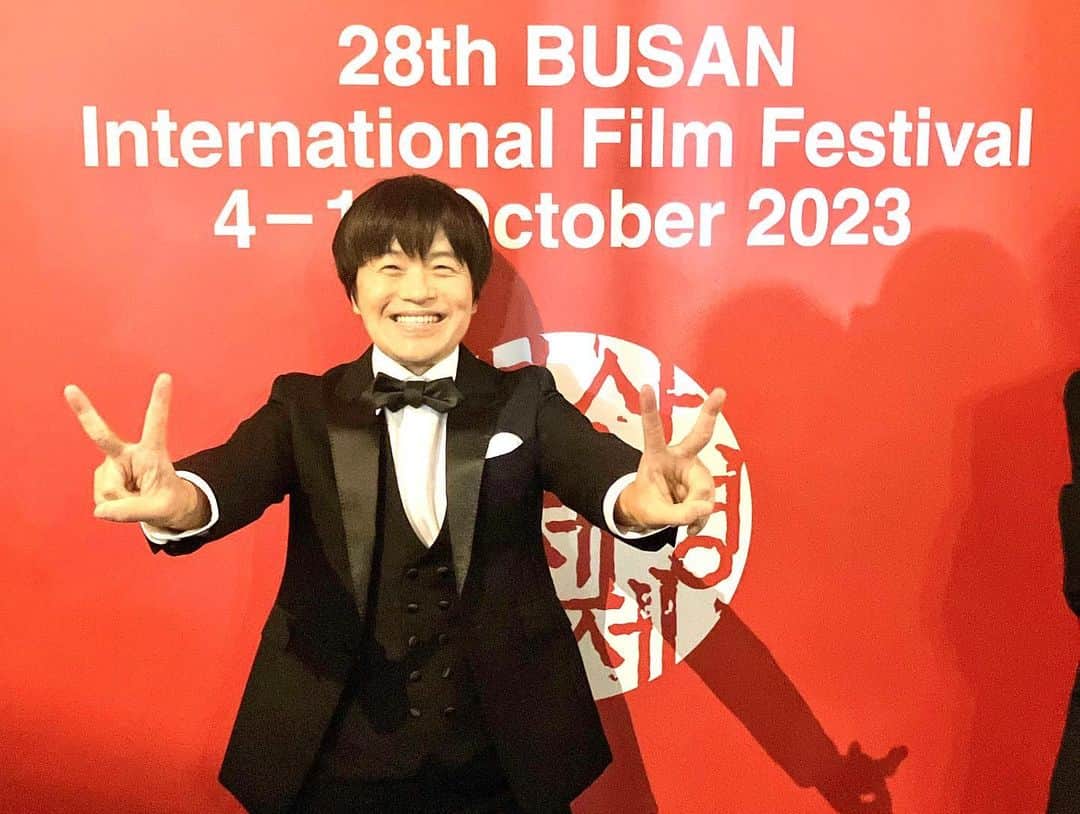 ブラッシュアップライフさんのインスタグラム写真 - (ブラッシュアップライフInstagram)「#バカリズム さんがアジアコンテンツ&グローバルOTTアワード脚本賞にノミネートされ韓国・釜山へ！🇰🇷  大勢の観客がつめかける中、レッドカーペットを歩いたバカリズムさん🎉  大スクリーンで #ブラッシュアップライフ の映像が流れて、感無量でした😭 皆さんの応援のおかげで世界に広がっております🙇」10月9日 6時03分 - brushuplife_ntv