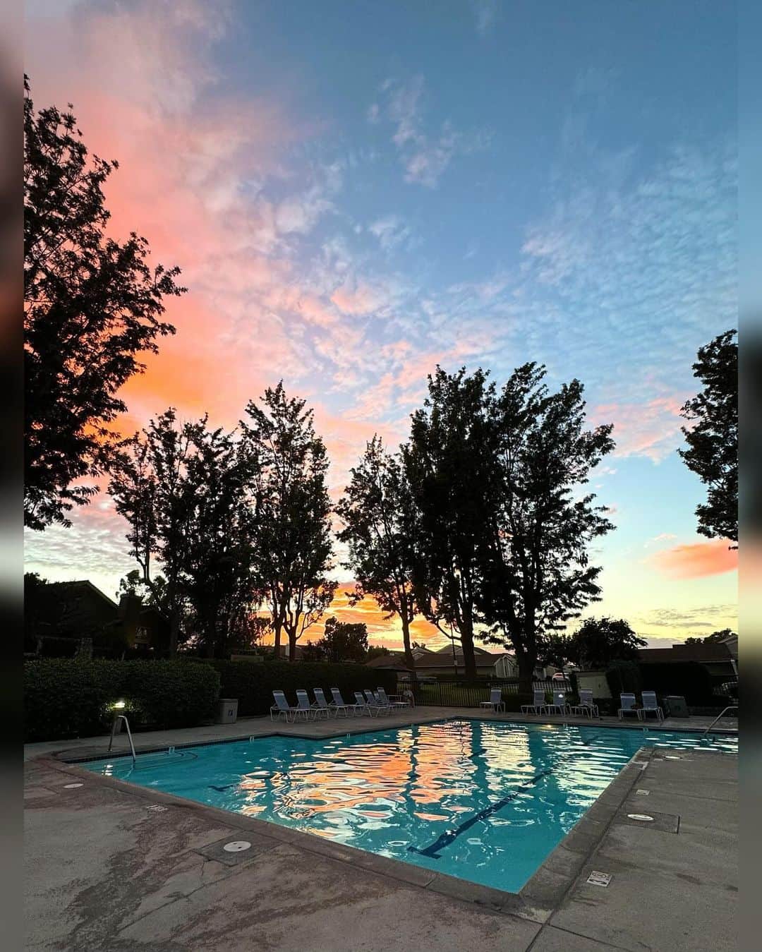 YukoKtymyさんのインスタグラム写真 - (YukoKtymyInstagram)「ゴールデンアワータイムのスイム。 【40代からのボディメイクD-757】  美しい秋の夕暮れ空。 とても珍しい夕暮れ風景✨ 毎日のようにスイムに通ってるけれど、 カリフォルニアの空を眺めながら泳げるのは、贅沢な限りです😊✨　 ささやかだと思うことにこそ幸せが、ですね😀 住めることに感謝です🙏  泳ぎたい。でも空の写真も撮りたい❗️ 刻一刻と変わっていく空の色。  最後は綺麗なサーモンピンク色🩷  今日もお疲れ様でした🌈  🌈Today’s Workout🌈 スイム1500m  #美ボディメイク  #ボディメイク  #ボディメイク女子  #フィットネス  #美尻 #腹筋女子  #筋トレ女子  #美脚女子  #ビキニ女子  #ヘルシーな暮らし  #砂時計ボディ  #女性らしい身体作り  #筋トレダイエット #筋トレママ  #筋トレ仲間と繋がりたい  #40代筋トレ  #40代ダイエット  #40代筋トレ女子  #40代からのボディメイク  #アラフォーダイエット  #アラフォーボディメイク  #アラフィフボディメイク  #トレーニング女子  #宅トレ  #肩トレ女子  #フィットネス女子  #bodymake  #自分らしく綺麗になる  #エイジレスビューティー  #自分磨き」10月9日 6時09分 - yuko1022