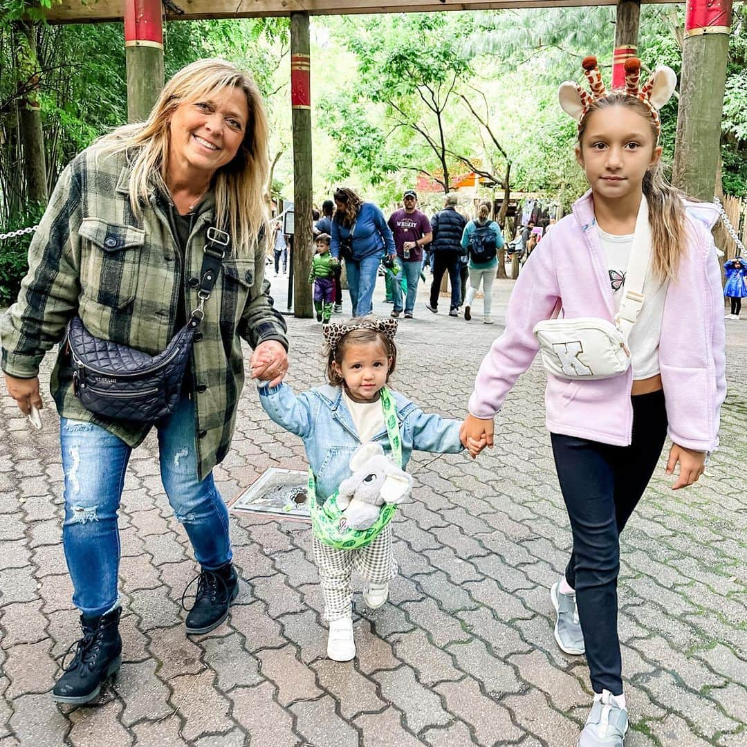 サマンサ・シザーリオさんのインスタグラム写真 - (サマンサ・シザーリオInstagram)「all smiles with my girl ✨ fun at the zoo! 🐒🦁🐘🦒」10月9日 6時14分 - sammi.kramer