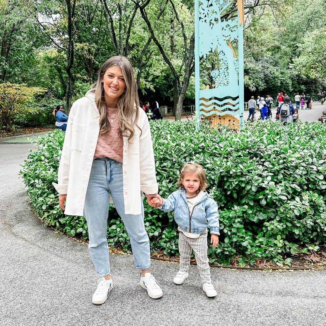 サマンサ・シザーリオのインスタグラム：「all smiles with my girl ✨ fun at the zoo! 🐒🦁🐘🦒」