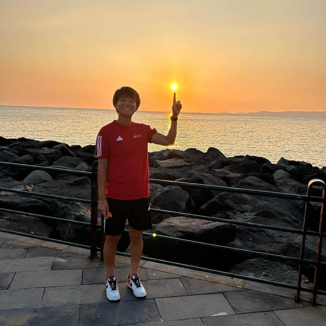 南萌華さんのインスタグラム写真 - (南萌華Instagram)「遠征先でさきさんが撮ってくれた写真🤣📸 @kumagai1017   ここはトッレ・デル・グレーコという場所で、海が広がっていて夕陽がとにかく綺麗でした！ 近くにはヴェスヴィオ火山と呼ばれるめちゃくちゃ大きい火山がありました🌋 試合でイタリアの色々な場所に行くことが多いので、随時紹介できたらしていきたいと思います😛 #torredelgreco」10月9日 6時17分 - moeka_1207