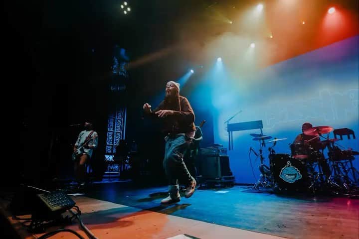トラビ・マッコイのインスタグラム：「SAN “GODDAMN” DIEGO!!!! You guys reminded me why I KEEP doing this shit last night, BROKEN FOOT and ALL!! Thank you so very much for making the pain go away with your energy!! -❤️™️ and GCH Ps. Shout out to @blackplaguebrewing for holding us down with the Bomb Ass Cheese curds 😉 🧀  📸- @patrickcapriglione」
