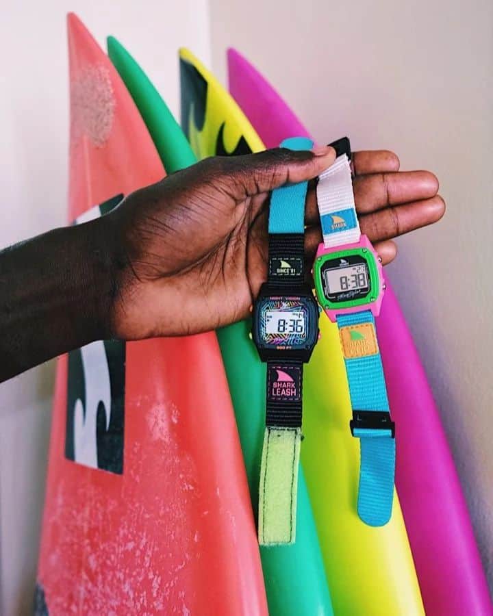 のインスタグラム：「It's surf o'clock 🏄⌚ Which Shark Watch do you pick - Leash or Clip ?! 🌊   🦈: #sharkwatch Neon Wave & Black/Neon 📷: @fallcherif9 x @nicolesweetsports _ #myfreestylewatch #surftime #surfingtime #watches #surfin #watchoftheday  #surfsup #surfwatch #surfvibes #watchesosinstagram」