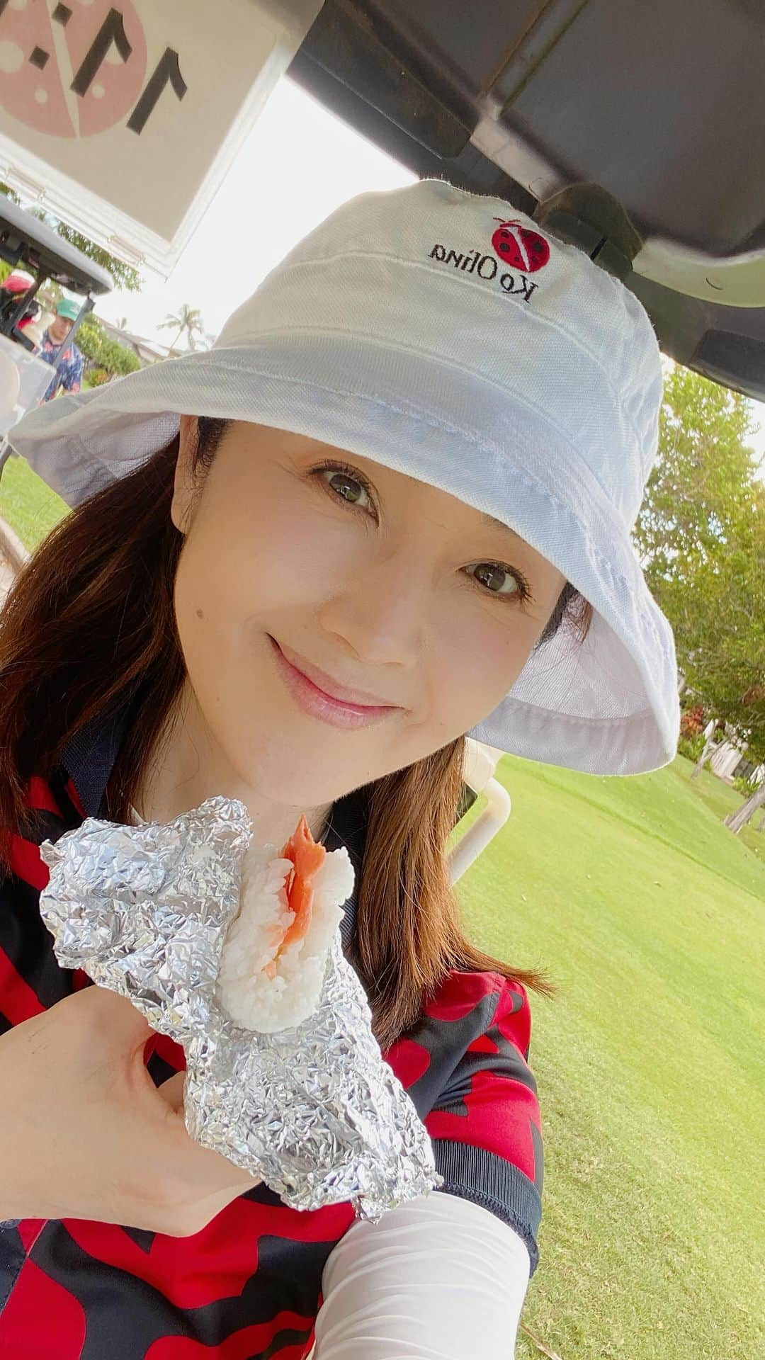 芦田桂子のインスタグラム：「Ko Olina GOLF CLUB🐞へ こちらも一年ぶりにラウンドしてきました⛳️  青い空と白い雲、グリーンの芝のコントラストが美しい 隣りにはディズニーリゾートがあり 開放感いっぱいの大好きなゴルフ場です🏌️‍♀️  アメリカは日本みたいに昼休憩がなく 18Hスルーで廻るのでホットドッグ食べたり ラウンド中にカート販売しにきたり 食べながらラウンドしますが  私はおにぎり持って行きたかったのでw 朝からお米炊いてNIGIYAで購入した塩シャケ焼いて ほぐしておにぎりに🍙 海苔は無いけど少し塩を効かせて 汗かきまくるゴルフにはちょうど美味しかった❤️  NYからのアメリカ人と4パックで廻っても 混むことも遅れることもなく 途中でウエディングフォトを撮ってるカップルに 祝福したり💒 とっても楽しいゴルフでした🏌️‍♀️  Ko Olinaアカデミーには小さな子供たちが 練習していて 将来のミッシェルウィー誕生が楽しみ😊  ハワイゴルフは贅沢だけどやっぱり楽しい リフレッシュ度が違いますね 今年もラウンドに来れて感謝✨  #koolina  #koolinagolfclub  #golf #hawaiigolf  #hswaiilife  #hawaiitrip  #ハワイ生活  #憧れる #昨年購入したウエアと帽子が #お気に入り #芦田桂子」