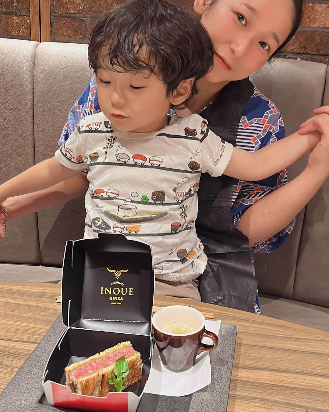 世手子さんのインスタグラム写真 - (世手子Instagram)「PR best yakiniku restaurant🥩🌟 The best time in a luxurious space🥂 It's great because you can enjoy it with your family👨‍👩‍👦‍👦 何故10月はこんなにも忙しいのでしょうか？w 最近気がついたら気絶してる #二児の母 ですw 先日 @inoue_ginza #銀座いのうえ にいってきたよー（＾_＾） 最高すぎて泣けました😭  絶品😋全部が美味しすぎた( ´∀｀) まず前菜が #いのうえプリン フォアグラ もユニークで美味しくて映えでした（≧∇≦） サクサクのクロワッサンにつけたよ🥐  さらに映えな肉刺し(^ ^) #瞬間燻製ユッケ もとろける美味しさ✨  塩焼は 国産タン2種と国産ハラミ（＾ω＾） どれも柔らかくて素晴らしかった(*≧∀≦*)  続いては伝統の逸品❣️ #いのうえロース　雌牛黒毛和牛A5ランク　BMS最上級🔥も美味(*⁰▿⁰*) ご飯に絡めて美味しい(*´Д｀*)  口直しはスイカのソルベ🍉  そして絶対食べて欲しい一品(=´∀｀) #黒毛和牛デニッシュサンド 🥪 遊び心もあり見た目も最高😀味も美味しすぎてペロリでした❤️‍🔥  タレ焼は黒毛和牛厳選肉2種🍖 肉が踊って心も弾む❤️  〆の一品も素晴らしかった(*⁰▿⁰*) #黒毛和牛海鮮ご飯 (๑˃̵ᴗ˂̵) 最高すぎました(๑･̑◡･̑๑) 肉の旨みと海鮮の濃厚さのハーモニーったら素敵すぎたよ╰(*´︶`*)╯♡  デザートは #いのうえパンナコッタ 🍨  家族でも楽しめるコースは極上に癒されました^_−☆ デートやお祝いにぴったり 9月は記念日月間だったので素敵なお祝いができました(*´∀`)♪  https://tabelog.com/tokyo/A1301/A130101/13285252/  #銀座グルメ #銀座ランチ #銀座焼肉 #焼肉好きな人と繋がりたい #焼肉大好き #東京焼肉 #銀座デート」10月9日 6時23分 - rojide