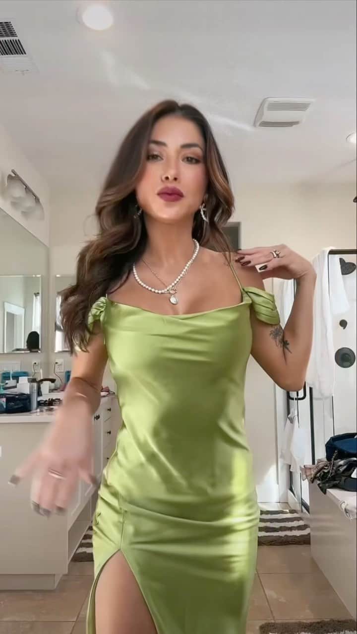 アリアニー・セレステのインスタグラム：「Wedding crasher. 💚 - #fallweddings #weddingguestdress #sage #latinamami」