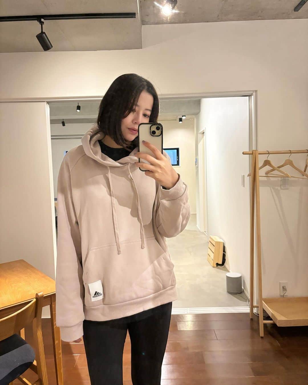 坂口佳穂のインスタグラム：「今日寒いよー！ロンTにパーカーでも身体に力入るくらい冷えてる朝🙂 衣替え追いついてなくて拝借。ありがとう😇 スタジオは暖かい🫶  #10月#月曜日#季節の変わり目」