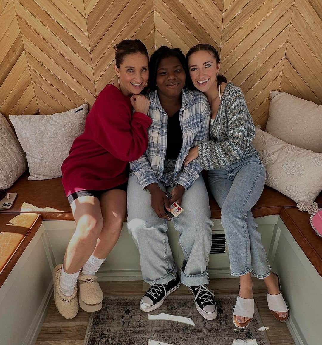 Brooklyn and Baileyのインスタグラム：「Brunch with the gals ❤️」