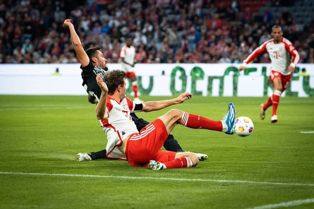 トーマス・ミュラーさんのインスタグラム写真 - (トーマス・ミュラーInstagram)「The @fcbayern train is on the right track 🚂😉  A top team performance with beautiful goals and chances for more ⚽️  Especially before the international break it’s important to leave with a good feeling - see you in 2 weeks   #soschautsaus #diekonkurrenzschläftnicht #von1bis90 #durchgezogen」10月9日 6時42分 - esmuellert