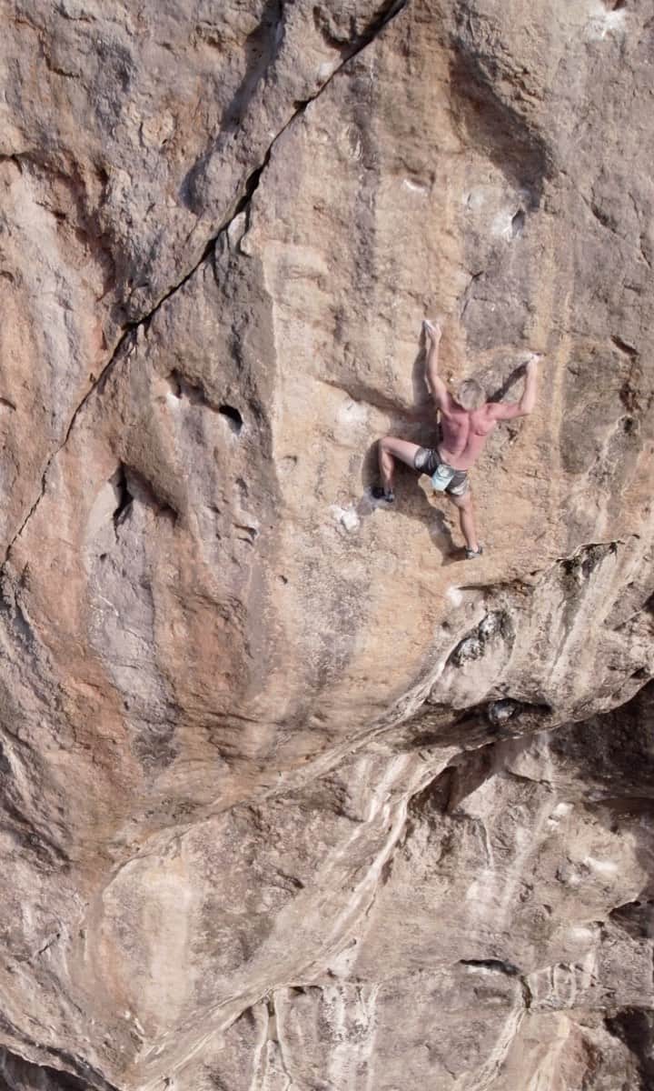 イェルネイ・クルーダーのインスタグラム：「Shouldn’t have messed up my feet 👣. Better to drop then landing on my back 🤪.  📹: @honngy ___________________  @ocun.climbing @scarpaspa」