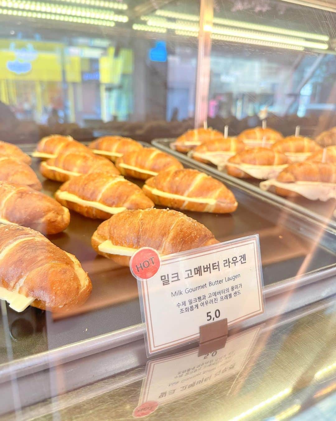 谷口夢奈さんのインスタグラム写真 - (谷口夢奈Instagram)「🐻 ⁡ ⁡ 韓国で可愛いカフェ見つけたよ🐈‍⬛ ⁡ ヘアケアも中で買えちゃうパン屋さん🥐 KUNDALは私も使ったことあるブランド。 ⁡ コーヒーの種類がたくさんあったけど 飲めなかったのでレモンエイドを…🍋 ⁡ くまちゃんの形したクロワッサン、 やっぱり選んじゃうよね〜🫶🏻くま活じゃ🧸 ⁡ ⁡ ⁡ #kundal #クンダル #kundalcafe #bakeryandcoffee #cafestagram #seoul #韓国グルメ #韓国旅行 #韓国カフェ #カフェ巡り #狎鴎亭ロデオ #アックジョン #くまスイーツ #チョコスイーツ #くま活 #クロワッサン #レモネード #압구정 #카페 #먹스타그램 #맛스타그램」10月9日 17時36分 - yuna_tani