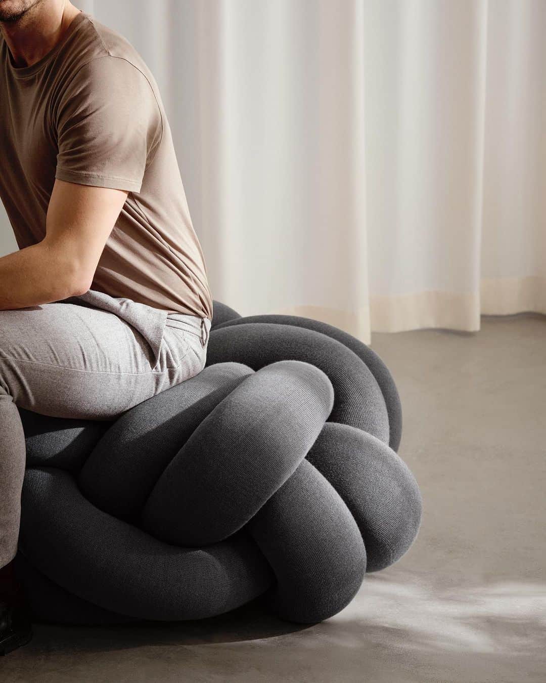デザインハウス ストックホルムのインスタグラム：「Knot cushion is made from a knitted tube, several metres in length, which is tied up to create a compact knot which is as comfortable as it is elegant to behold.  Set design: @sasaanticstudio  Photo: @fredriksweger   #interior #interiordesign #architecture #interiorinspo #interiorinspiration #decor #theworldofinteriors #home #homedecor #interiordesigner #design #homedesign #decoration #decorlovers #interiordecorating #scandinaviandesign #swedishdesign #creative #artsy #artshow #newnordic #nordicdesign #trendy #newnordicdesign」